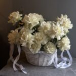 Французские розы в корзине